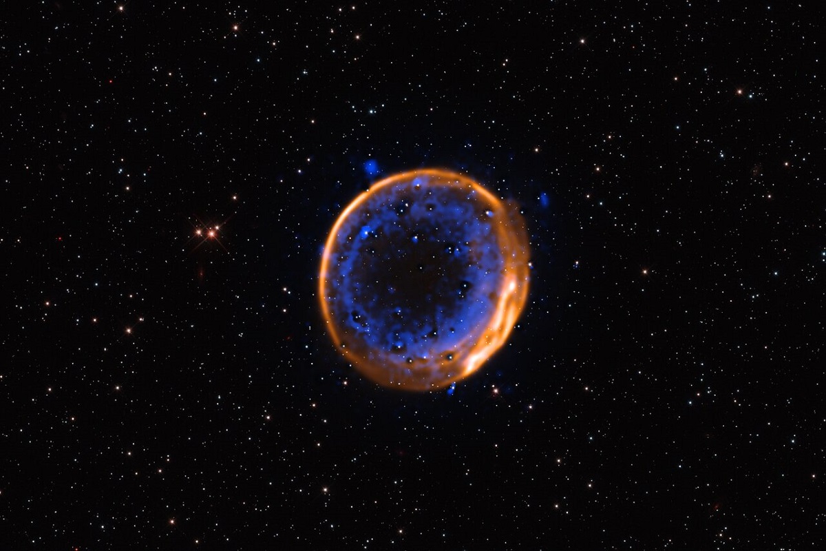 VISIBLE宇宙大全 10億光年先の渦巻銀河とその背後で輝く無数の銀河 ウェッブ宇宙