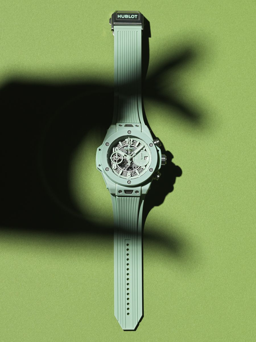 自動巻き、セラミックケース、ケース径42㎜。3311000円〈ウブロ／LVMHウォッチ・ジュエリー ジャパン ウブロ Tel:03-5635-7055〉