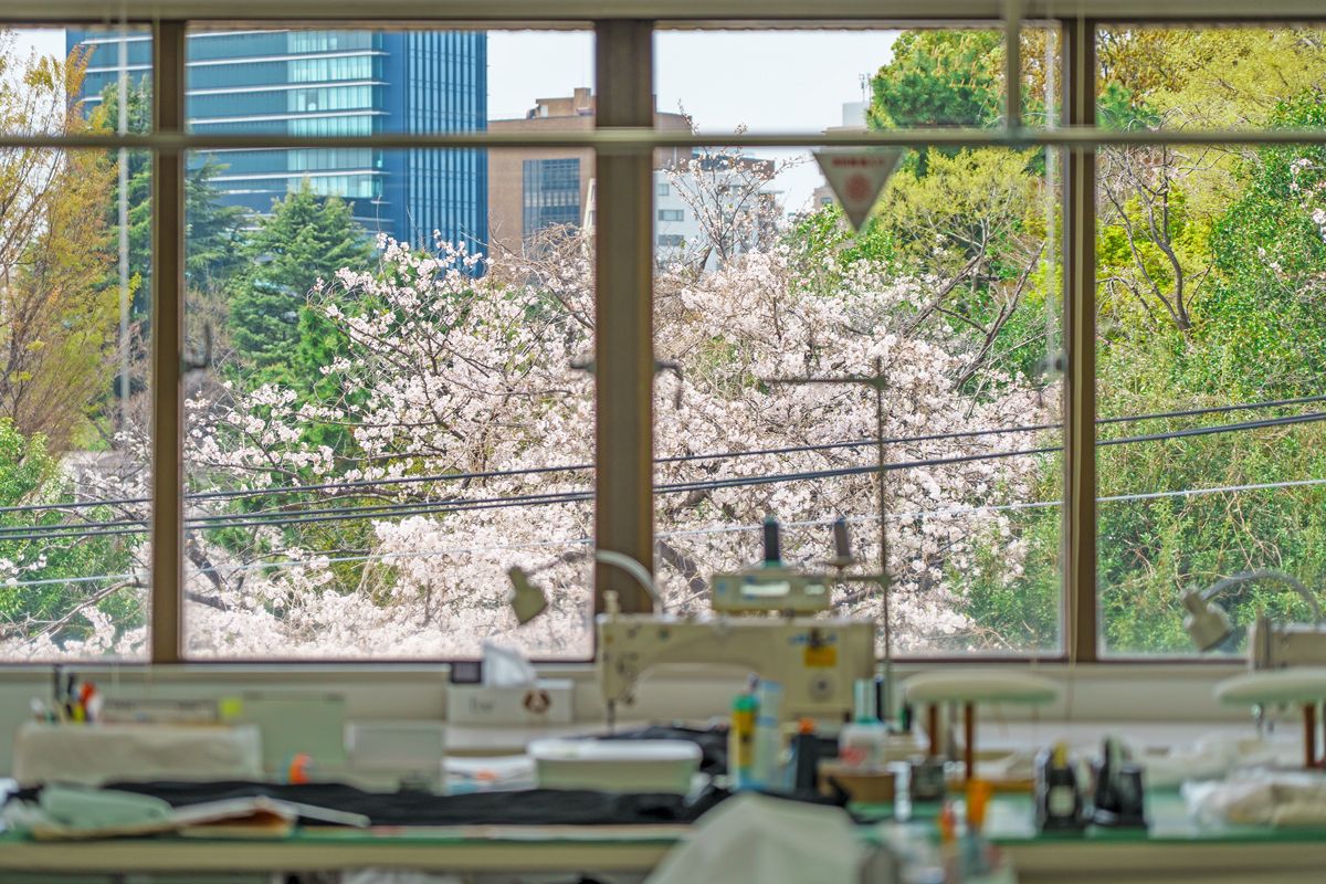 窓に囲まれて自然光が降り注ぐ空間も、創業者・芦田淳のこだわりだったとか。春には桜が、晴れた日には富士山が望める。