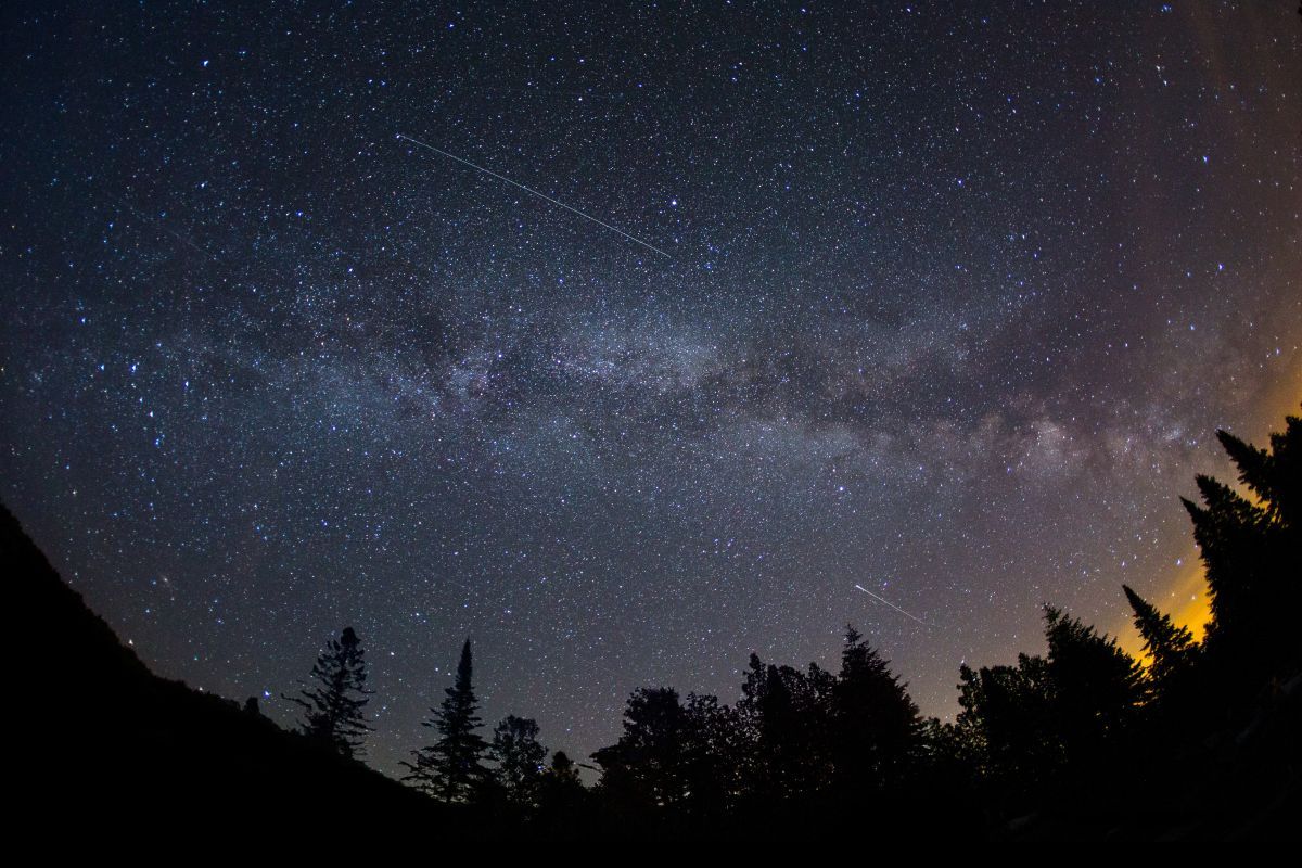 やぎ座α流星群の流れ星と天の川（Matthew Clemente/Getty Images）