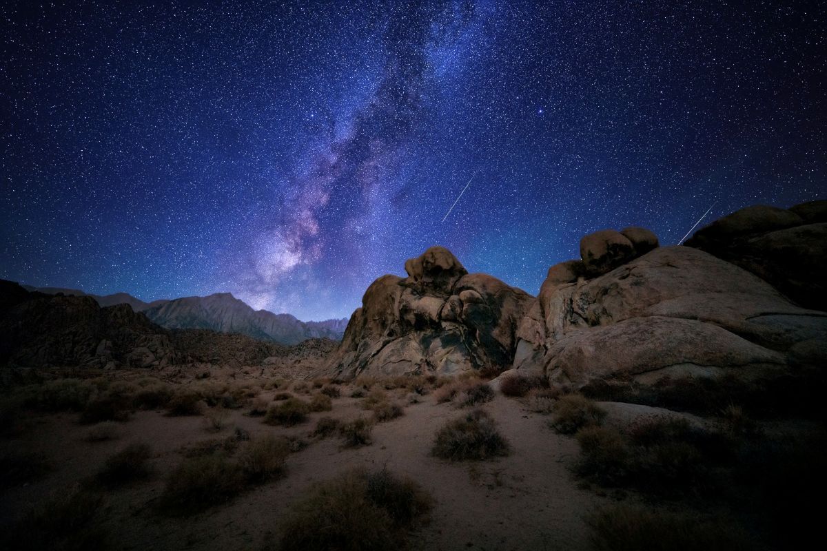 米カリフォルニア州アラバマヒルズの上空を流れるペルセウス座流星群の流れ星。2024年8月14にち撮影（John D. from Pasadena, USA, CC BY 2.0 <https://creativecommons.org/licenses/by/2.0>, via Wikimedia Commons）