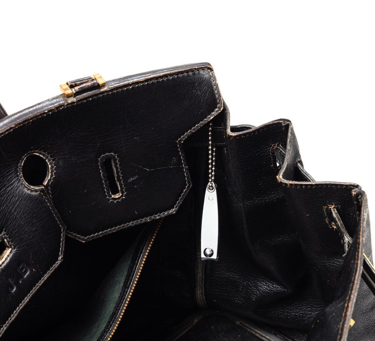 小さな爪切りが付けられている（Sotheby's）