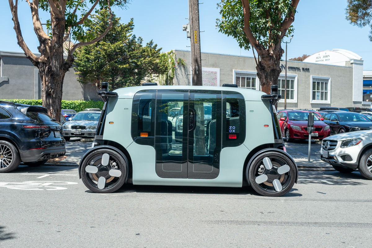 ロボタクシーで「打倒テスラ」掲げるアマゾン、傘下のZooxがウェイモに