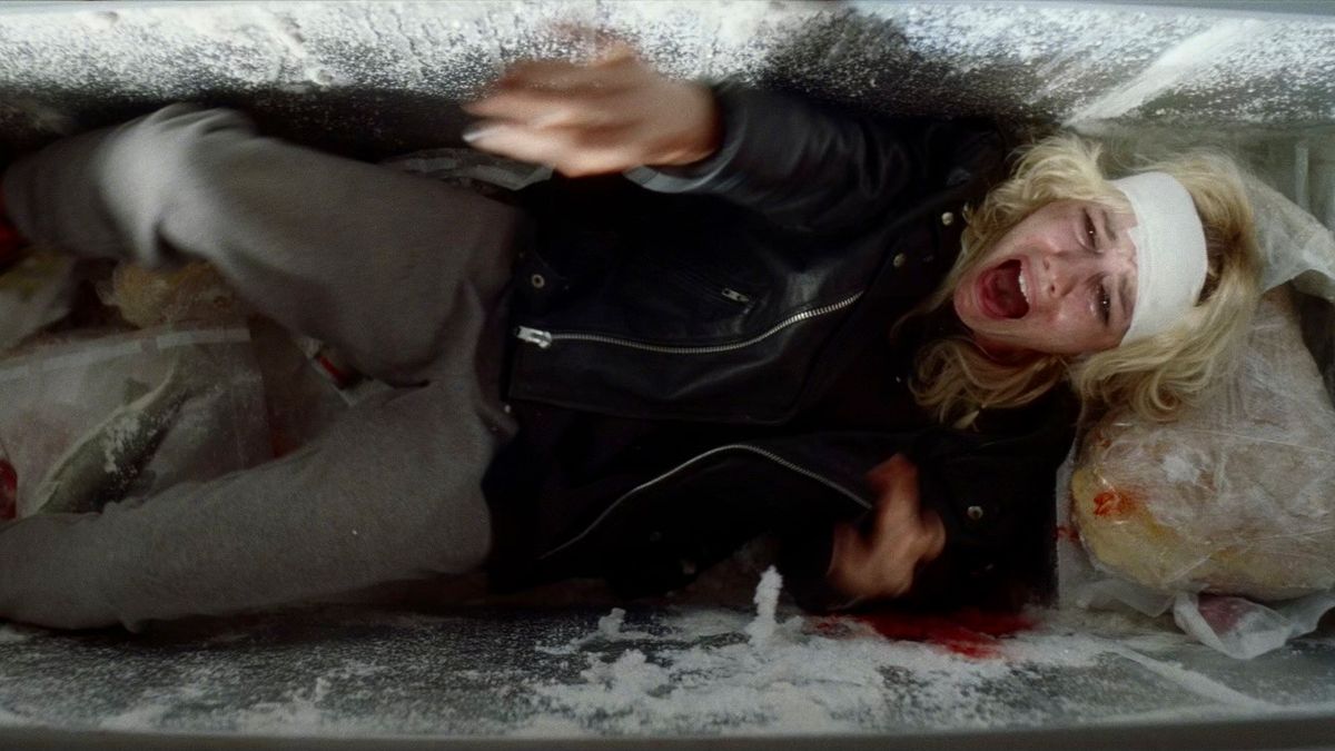 逃げる女性はクーラーボックスのなかに隠れるが ©2024 Miramax Distribution Services, LLC. ALL rights reserved.