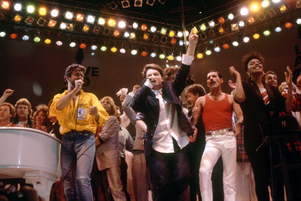 ジョージ・マイケル、U2のボノ、クイーンのフレディ・マーキュリーなど、グランドフィナーレのステージに登場したスターたち （Photo by Kent Gavin/Mirrorpix/Getty Images）