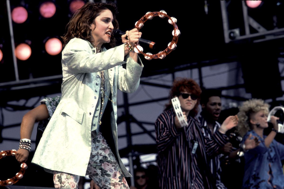 1985年7月13日、フィラデルフィアで行われたライヴ・エイドのステージに登場したマドンナ（Photo by Paul Natkin/Getty Images）