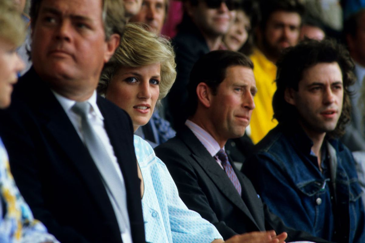 ロンドンで行われたライブ・エイドの観客席に座る鑑賞するダイアナ妃殿下、チャールズ皇太子（Photo by Georges De Keerle/Getty Images）