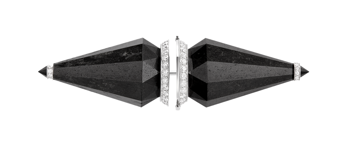 「ジャック ドゥ ブシュロン ウルティム」は、建築現場の産業廃棄物という利用価値のないものに新たな価値を見いだしたいという発想から生まれた作品。廃棄物を高温焼成し、 ガラス固形化させた「コファリット®️」という漆黒の再生素 材とダイヤモンドが、独特の美しさをたたえる。このブロー チの他にイヤスタッドや、ブレスレットとしても着用できるマ ルチウェアなネックレスも制作された。非売品