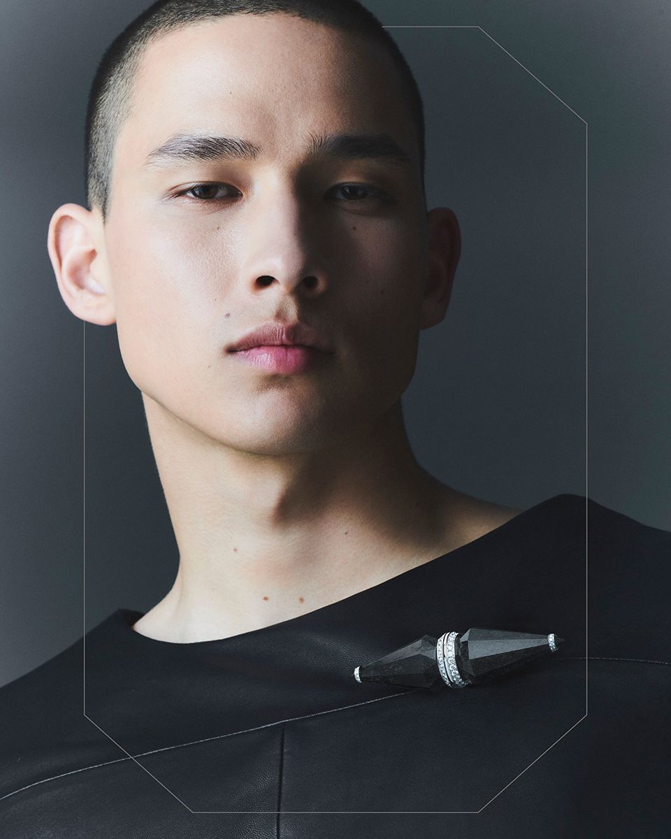 従来のハイジュエリーとは一線を画す、革新的な存在感を放つ「ジャック ドゥ ブシュロン ウルティ ム」のブローチ。産業廃棄物が原料とは思えない美しさだが、その事実がメッセージとなり、廃棄物の問題や地球環境を考えるきっかけともなるのだ。