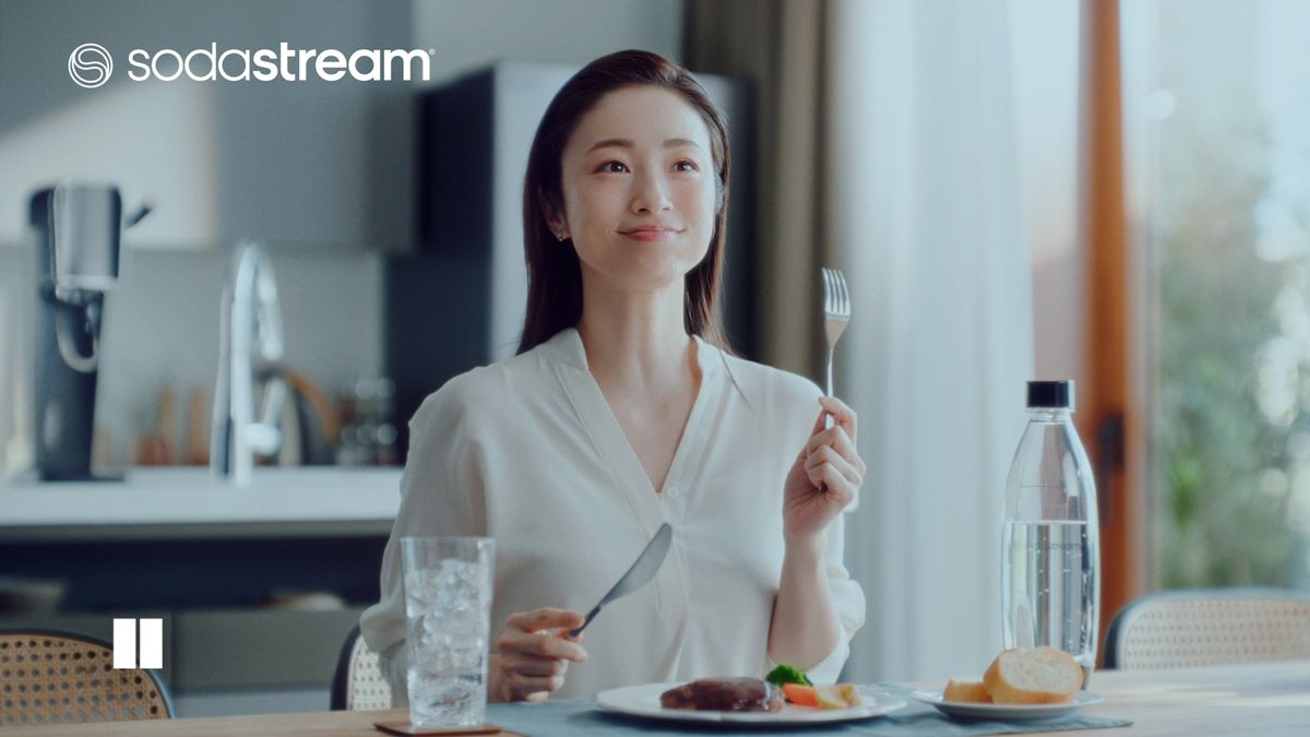 2020年からソーダストリームは上戸彩さんをアンバサダーとして起用。「私も10代の時からよくごはんの前に炭酸水を飲んで、内臓の動きが活発になるのでダイエットしたいときに取り入れていましたね」とコメント。