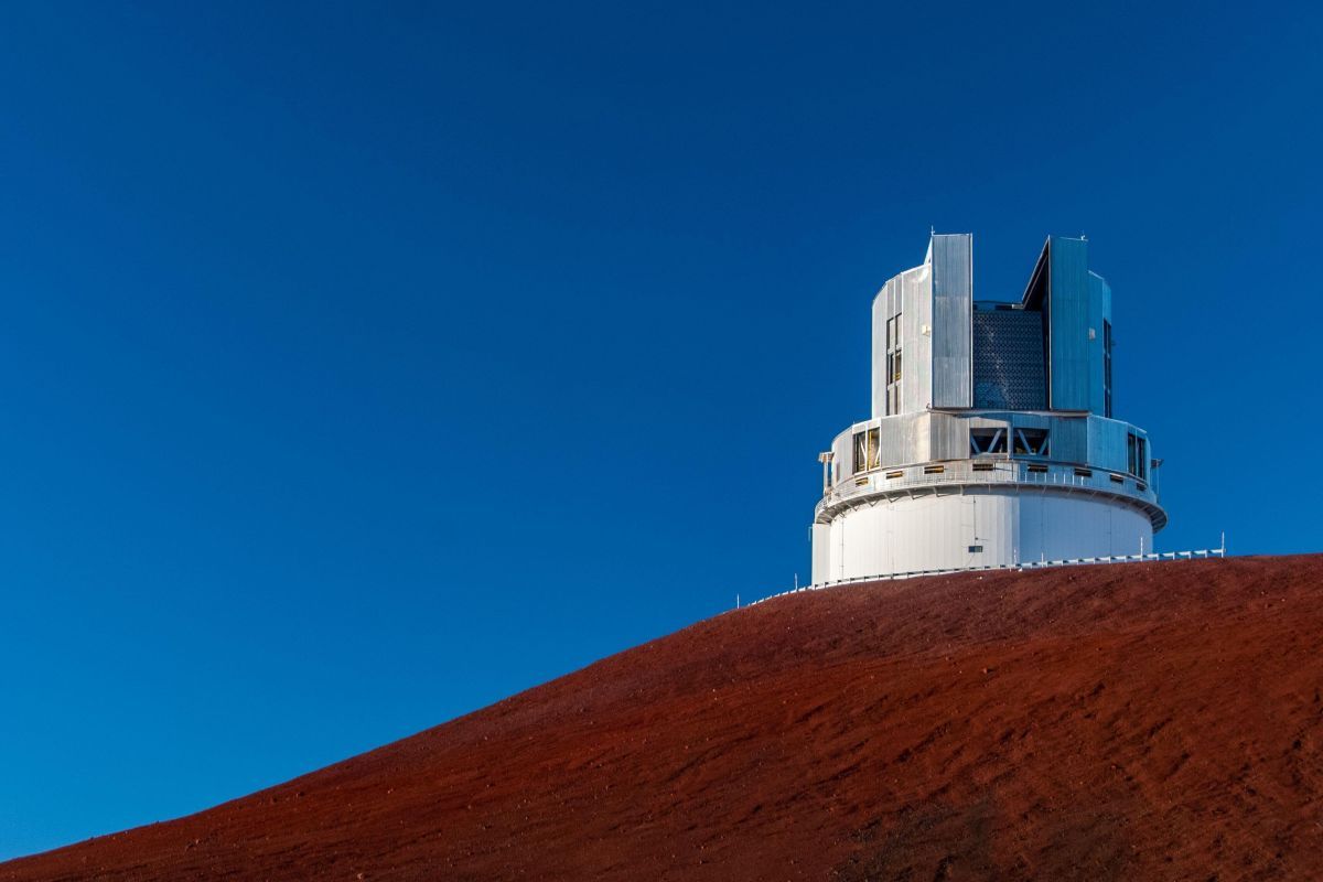 快晴のマウナケア山頂域にたたずむすばる望遠鏡（Sebastian Egner/NAOJ）