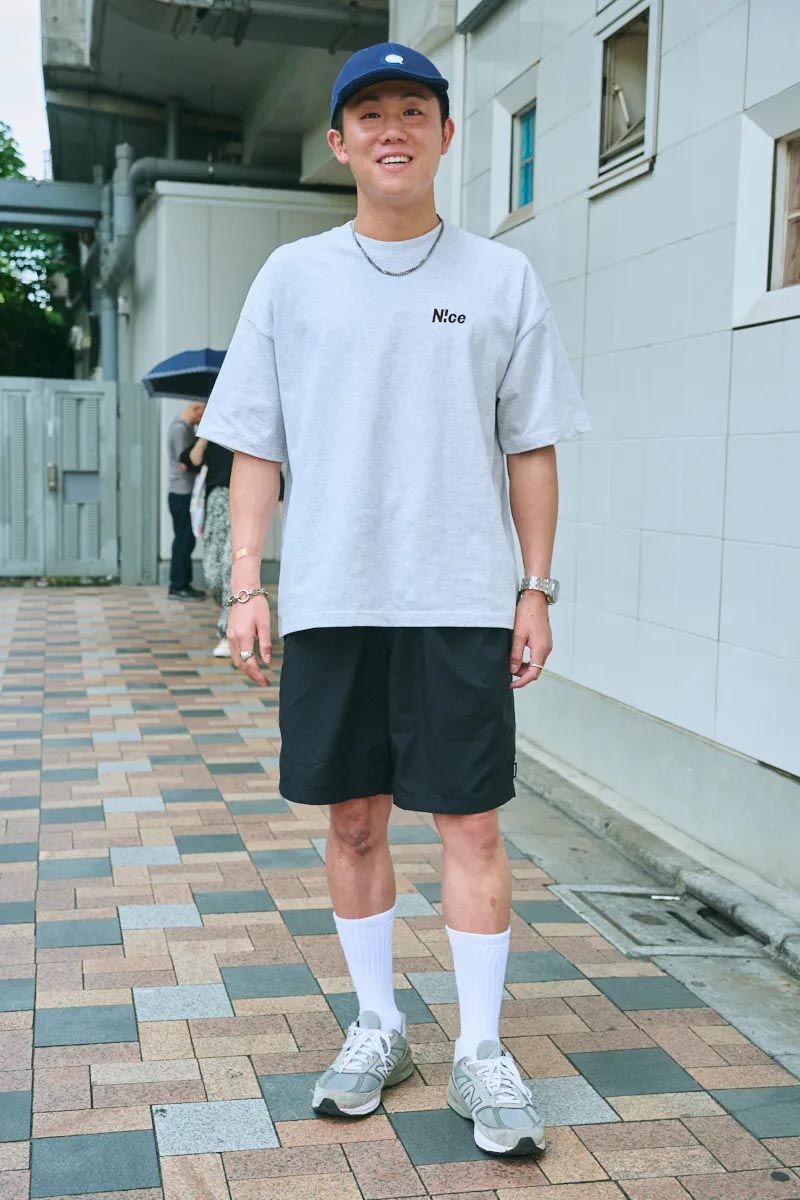 Tシャツ＝ナイス　パンツ＝エブリワン　シューズ＝ニューバランス　帽子＝カウラム　腕時計＝ハミルトン　ネックレス＝トムウッド　ブレスレット＝マイン　リング＝ショロジュエリー