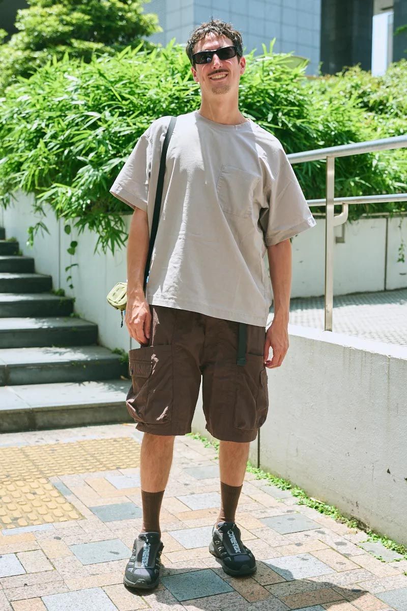 Tシャツ＝ユニクロ　パンツ＝ノーブランド　シューズ＝メレル　眼鏡＝メラー　バッグ＝シュプリーム　ネックレス＝不明