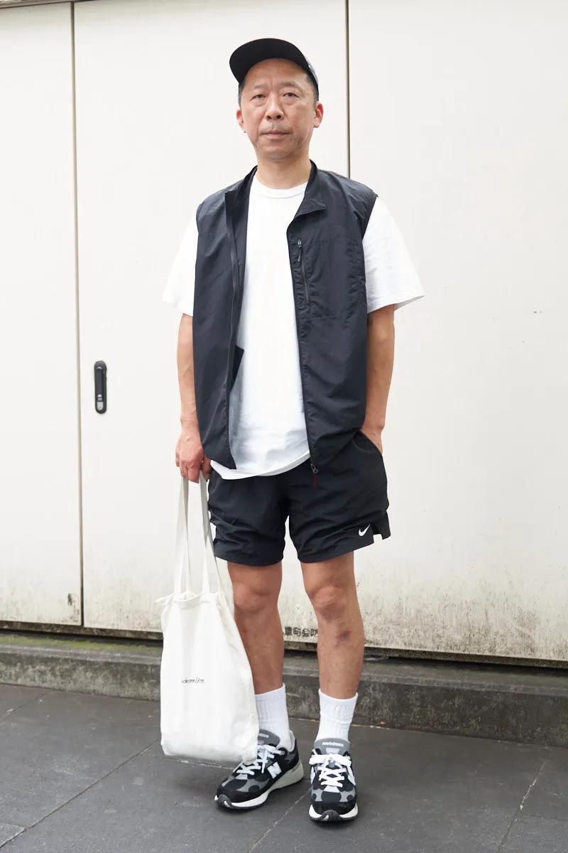 ベスト＝グラミチ　Tシャツ＝カーハート　パンツ＝ナイキ　シューズ＝ニューバランス　帽子＝グレゴリー　バッグ＝ロンハーマン