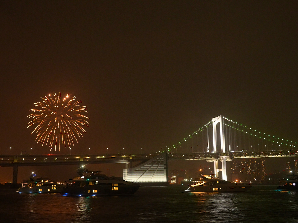 ブランド体験イベント「Asian Rendez-Vous」では東京湾に花火も。