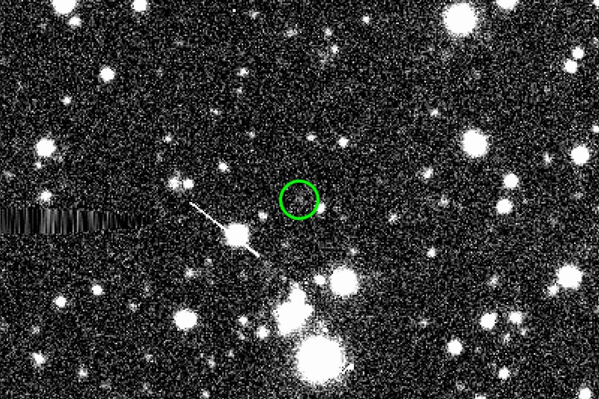 南米チリのセロ・トロロ汎米天文台のビクター・M・ブランコ4m望遠鏡に搭載されたダークエネルギーカメラ（DECam）が捉えたセドノイド「2023 KQ14」（緑色の円）。2021年7月7日撮影（Scott Sheppard/CADC/NOIRLab, CC BY 4.0 <https://creativecommons.org/licenses/by/4.0>, via Wikimedia Commons）