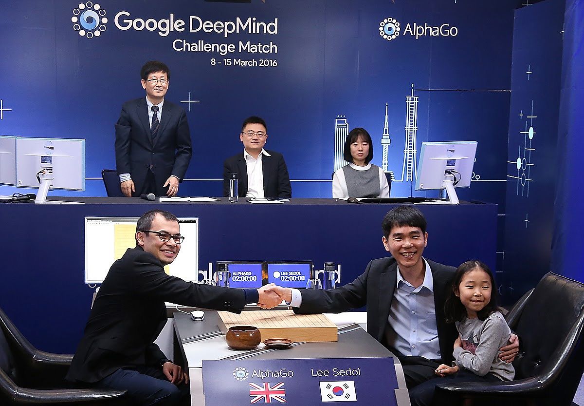 韓国のプロ棋士である李世ドル（右・男性）と、Google DeepMind共同創業者兼CEOのデミス・ハサビス（左）。2016年、Google DeepMindが開発したコンピュータ囲碁プログラム「AlphaGo」の対戦には世界中が注目した　　Google / Getty Images
