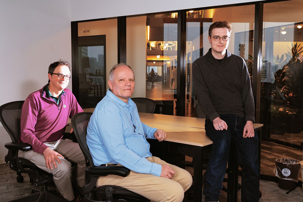 左からCracking The Crypticのサイモン・アントニーとマーク・グッドリフ、Sakana AI共同創業者兼CTOのライオン・ジョーンズ