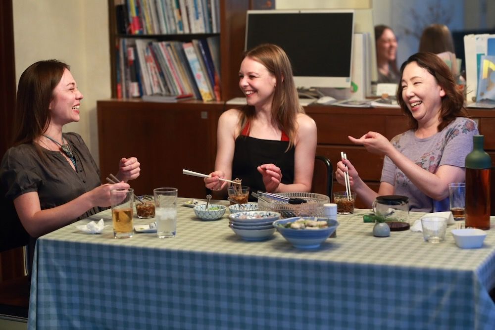 ざるそばを滞在者と楽しむ松下（右）