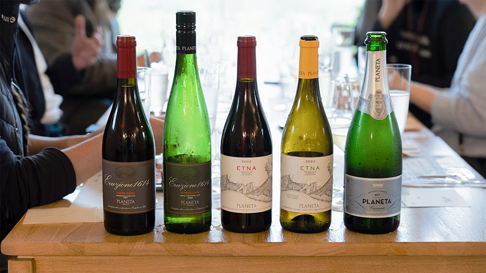 比較のため供されたプラネタと富士山ワイナリーのワイン。左から、エルツィオネ1614ピノ・ネロ 2020、 エルツィオネ1614 リースリング 2020、 エトナ・ロッソ 2022、 エトナ・ビアンコ“コントラーダ・タッチョーネ”2023、 ブリュット・メトド・クラッシコNV
