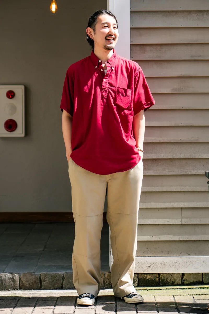  シャツ＝古着　パンツ＝ディッキーズ　シューズ＝コンバース　ブレスレット＝シーイン　リング＝グッチ