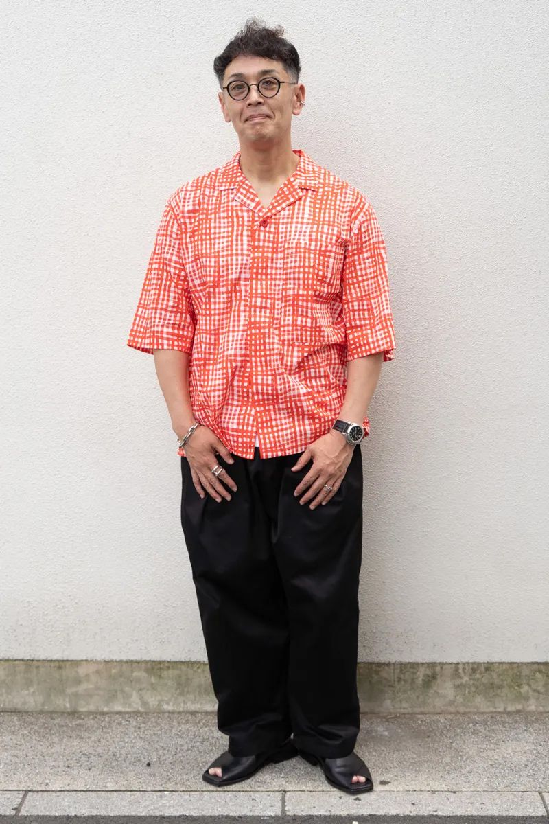 シャツ＝トゥーグッド　パンツ＝メゾン マルジェラ　シューズ＝ルメール　眼鏡＝ユウイチトヤマ　腕時計＝パネライ　ブレスレット＝エルメス　リング＝ロエベ