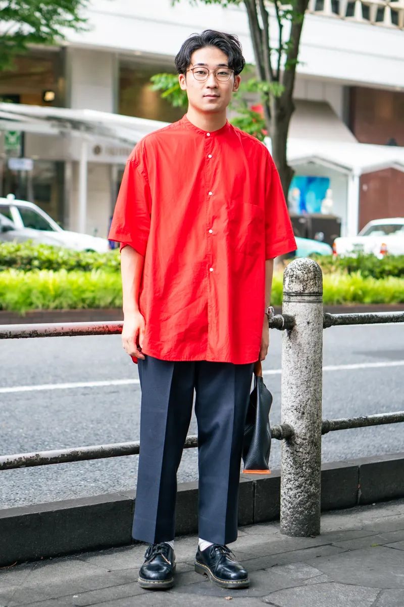 シャツ＝グラフペーパー　パンツ＝不明　シューズ＝ドクターマーチン　眼鏡＝アイヴァン　バッグ＝エンダースキーマ　腕時計＝ポールスミス