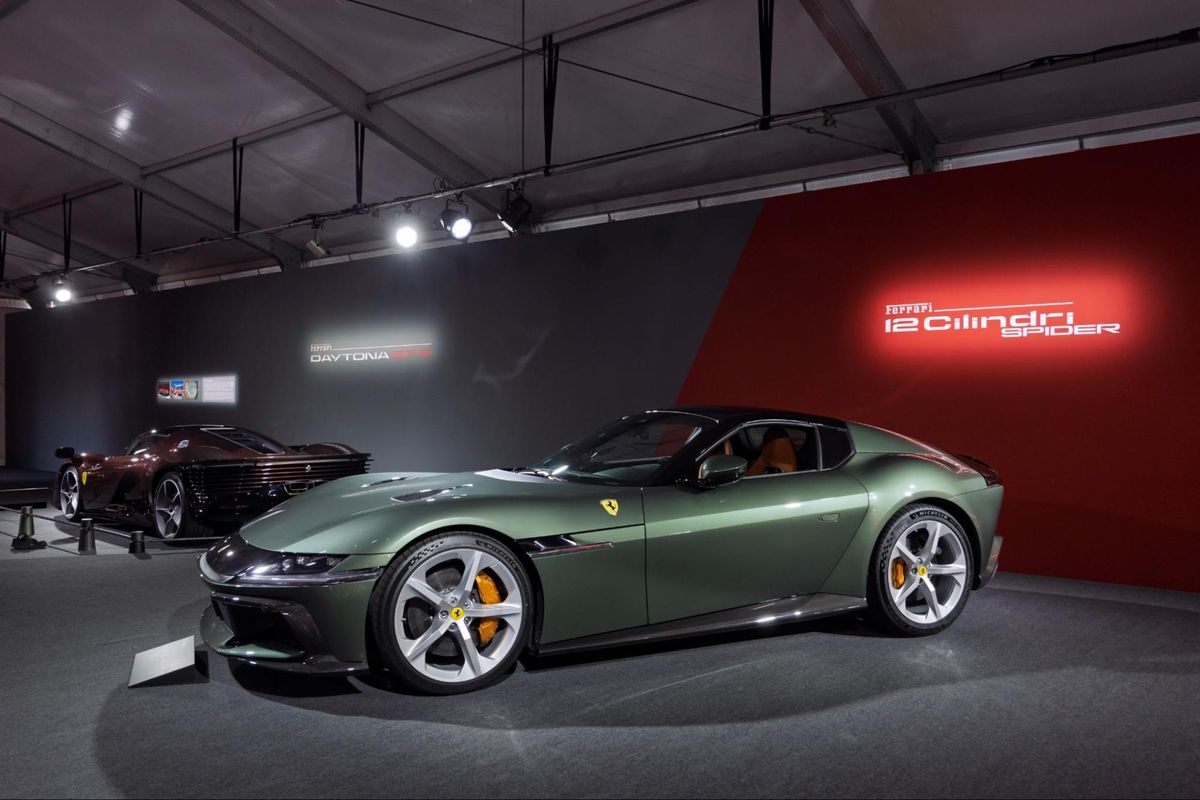 フェラーリ伝統のV12自然吸気を継ぐ最新モデル「12Cilindri」のSpider仕様。6.5L V12が830psを発揮し、9500rpmまで吹け上がる快感をオープントップで体感できる。走る芸術の、新たなかたち。