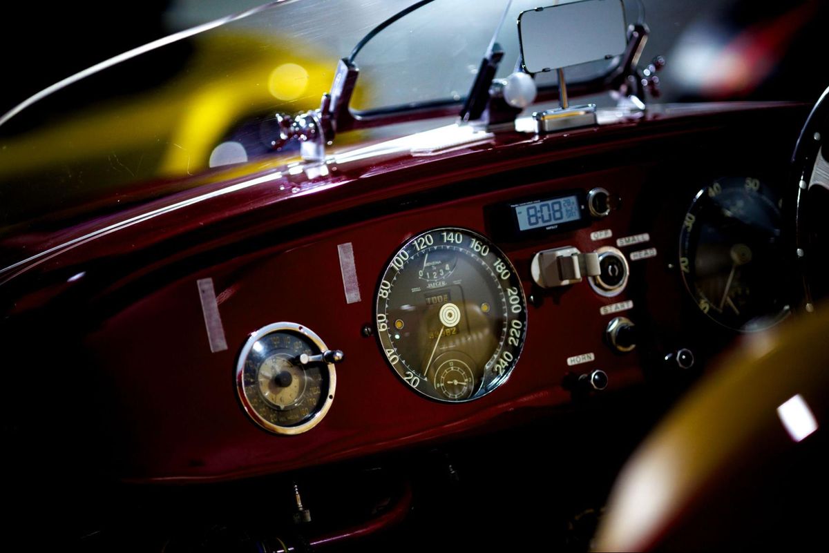 1950年代初頭のグランドツアラー「212 Inter」。クラシケ認定を受けたこの個体は、当時のフェラーリのラグジュアリーとレーシングの両面を象徴するモデル。イタリアのカロッツェリア文化とともに育まれた、端正なフォルムが際立つ。速度計の目盛りは240km/hまで。クロノグラフ、インジケーター、プッシュスイッチ。クラシック・フェラーリのコクピットには、情報ではなく「体験」を読み取らせるための設計思想がある。