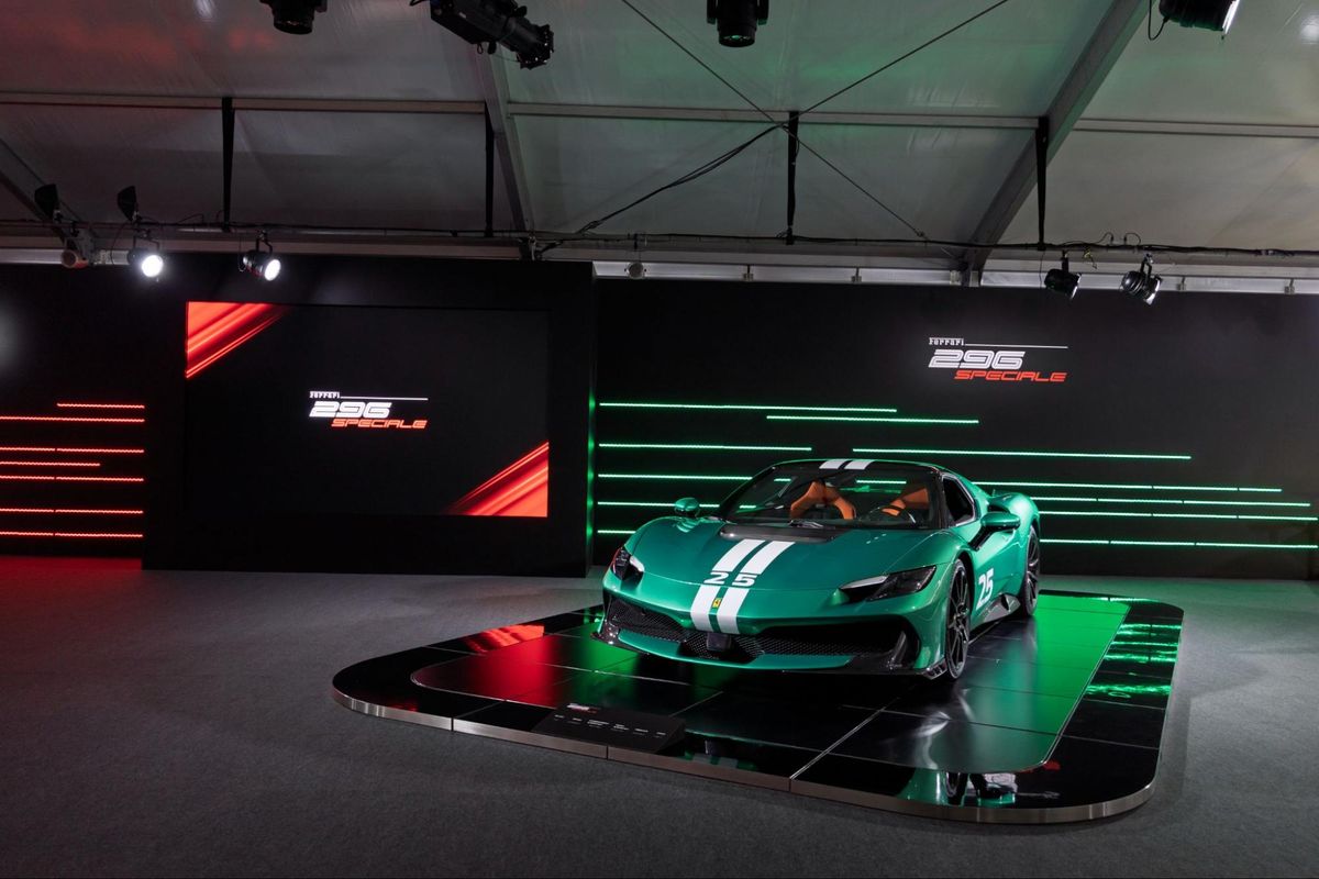 V6 PHEVモデル「296 GTB」のスペチアーレとして開発された296 Speciale。最高出力約880ps、乾燥重量を60kg削減し、空力性能を徹底的に最適化。軽快さと精密さを極めた“操る喜び”に特化した1台。