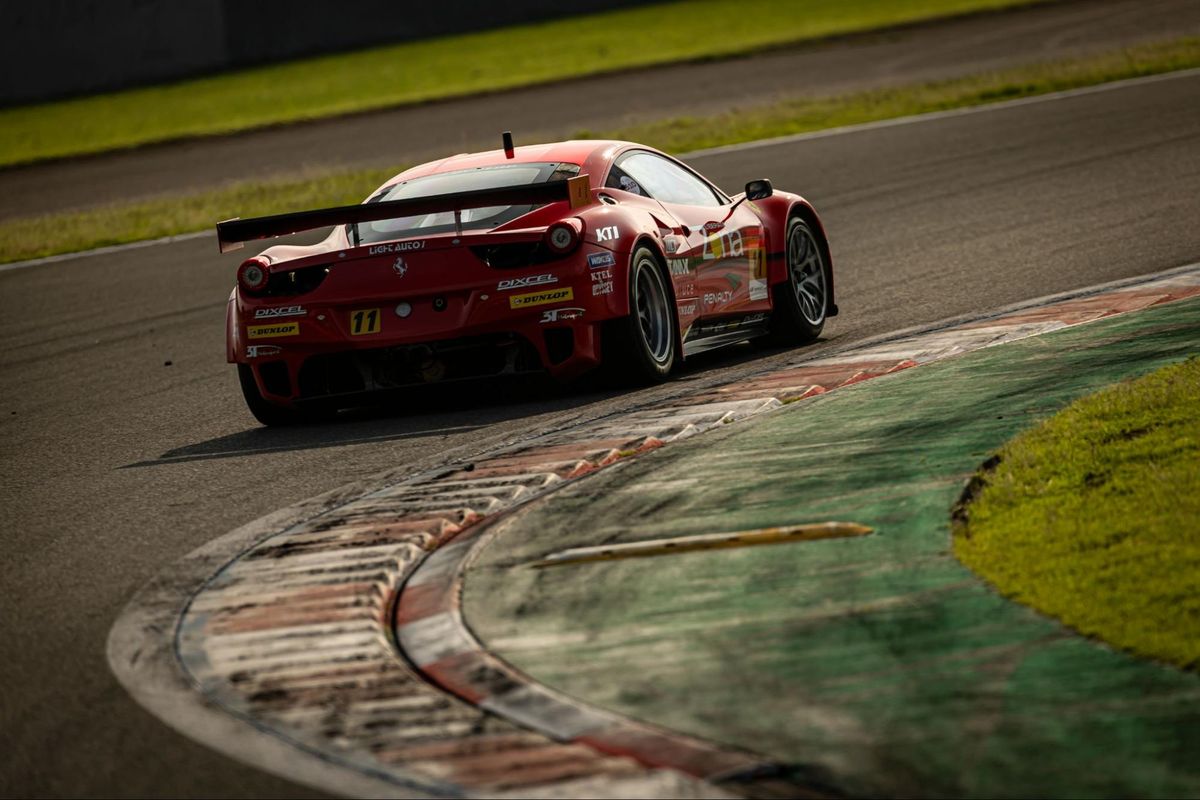フェラーリ458 Italia GT3によるプライベーター参戦車両。GTレースの現場には、メーカーの威信と並んで、個人の情熱が静かに火を灯している。