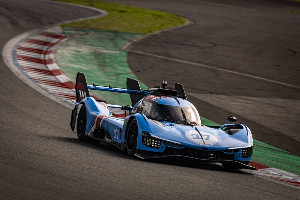 2023年のル・マン24時間レースでフェラーリに50年ぶりの総合優勝をもたらしたハイパーカー、499P。その仕様をベースに開発されたのが「499P Modificata」だ。V6ツインターボ(640CV)と前輪に搭載されたモーター(272CV)によるハイブリッドシステムを採用し、最大出力は912CVに達する。前輪を駆動するe-axleには、モーターと減速機、インバーターが一体化されており、電動4WDならではの俊敏なレスポンスを生み出す。