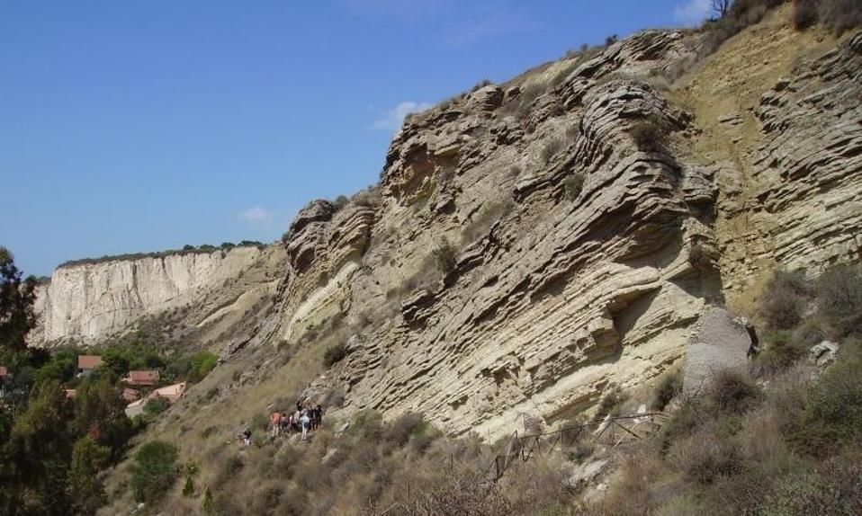 シチリア島にある厚い塩の堆積層の露頭（D.Bressan）