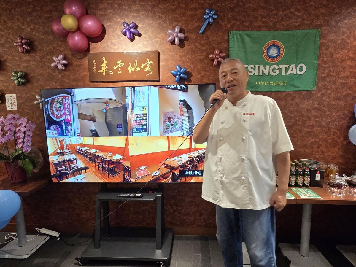 パーティーでは陳家私菜のオーナーの陳龐湧さんが30年の思いを語った