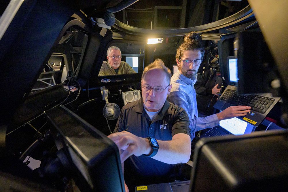 NASAのベテラン宇宙飛行士マイク・フィンク氏。ロボットアームのシミュレーター訓練に臨む様子(c)NASA/Robert Markowitz