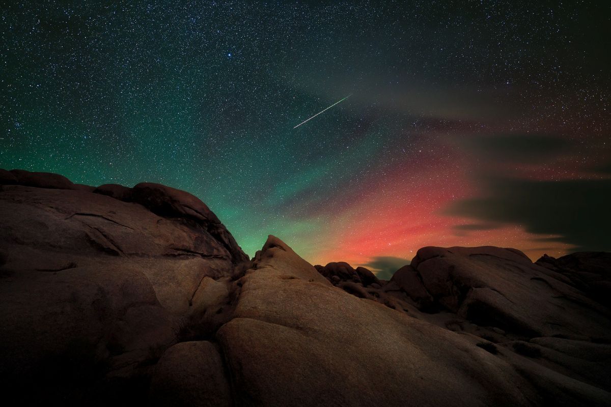 米カリフォルニア州のアラバマヒルズ上空を流れるペルセウス座流星群の流星と夜空を彩るオーロラ。2024年8月14日撮影（John D. from Pasadena, USA, CC BY 2.0 <https://creativecommons.org/licenses/by/2.0>, via Wikimedia Commons）