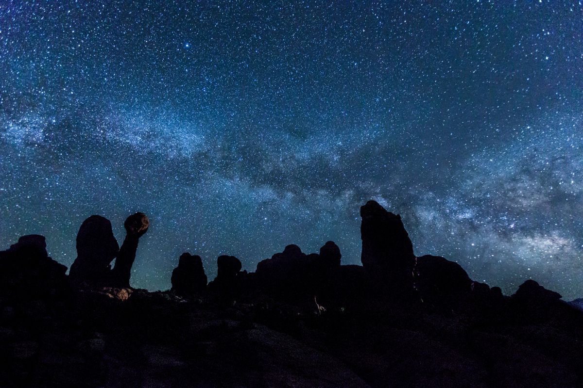 米ユタ州モアブ近郊のアーチーズ国立公園で、「ガーデン・オブ・エデン（エデンの園）」の名称で知られる景勝地の上空にかかる天の川（Jon G. Fuller/VWPics/Universal Images Group via Getty Images）