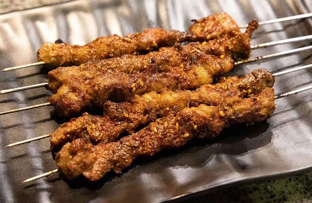 羊肉の串焼きは東北料理の定番メニュー。2000年1月オープンの「神田味坊」が広めた