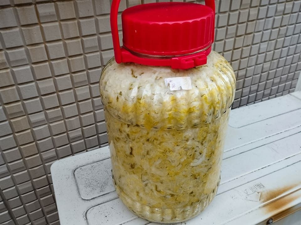 東京の御徒町にある鉄鍋燉専門店「味坊鉄鍋荘」では自家製酸菜を漬けている