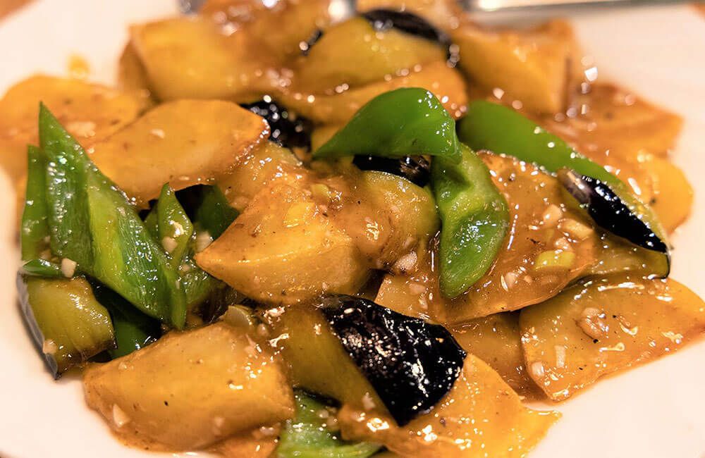 東北料理の「地三鮮」は素朴な野菜料理だが、ご飯によく合う