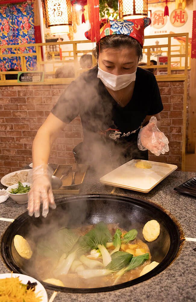 埼玉の西川口にある東北料理店で供される「鉄鍋燉」では、鍋のふちにトウモロコシのパンを貼りつけてスープを吸わせて食べる