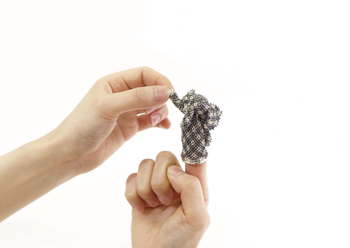 作家：浅利 侑希　タイトル：プレイフル　パペット　素材：シルバー950、絹糸　サイズ：W55 D22 H63 (mm)