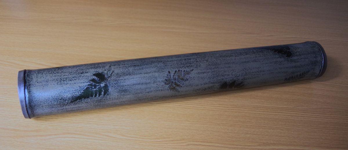 作家：太田魁　タイトル：水環琴『葉影』　素材：竹、漆、葦、麻布、錫粉　サイズ：φ75 W530 (mm)