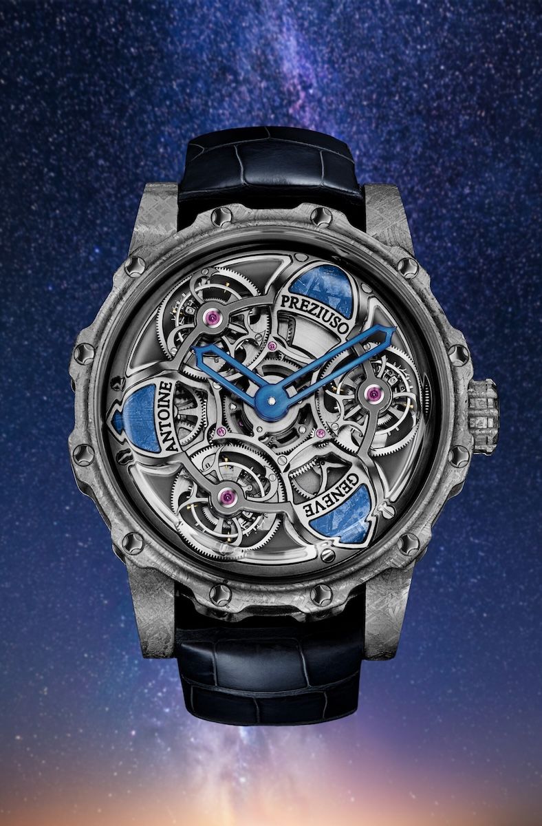 トゥールビヨン オブ トゥールビヨンズ TTR3 メテオ スペースビュー　親子で共同開発したトリプルトゥールビヨン機構Cal.AFPTTR-3Xは、共振することで安定した精度を実現。それぞれのキャリッジが1分で1回転しつつ、機構が収まるプレートは1時間に6回転する複雑なメカニズムだ。ケース素材には、アントワーヌが1980年代からいち早く採用してきた隕石をくり抜いて使用。切削時に現れる複雑な模様は、ひとつとして同じものはない。手巻き、メテオライトケース、ケース径45㎜。世界限定1本。価格は要問い合わせ。