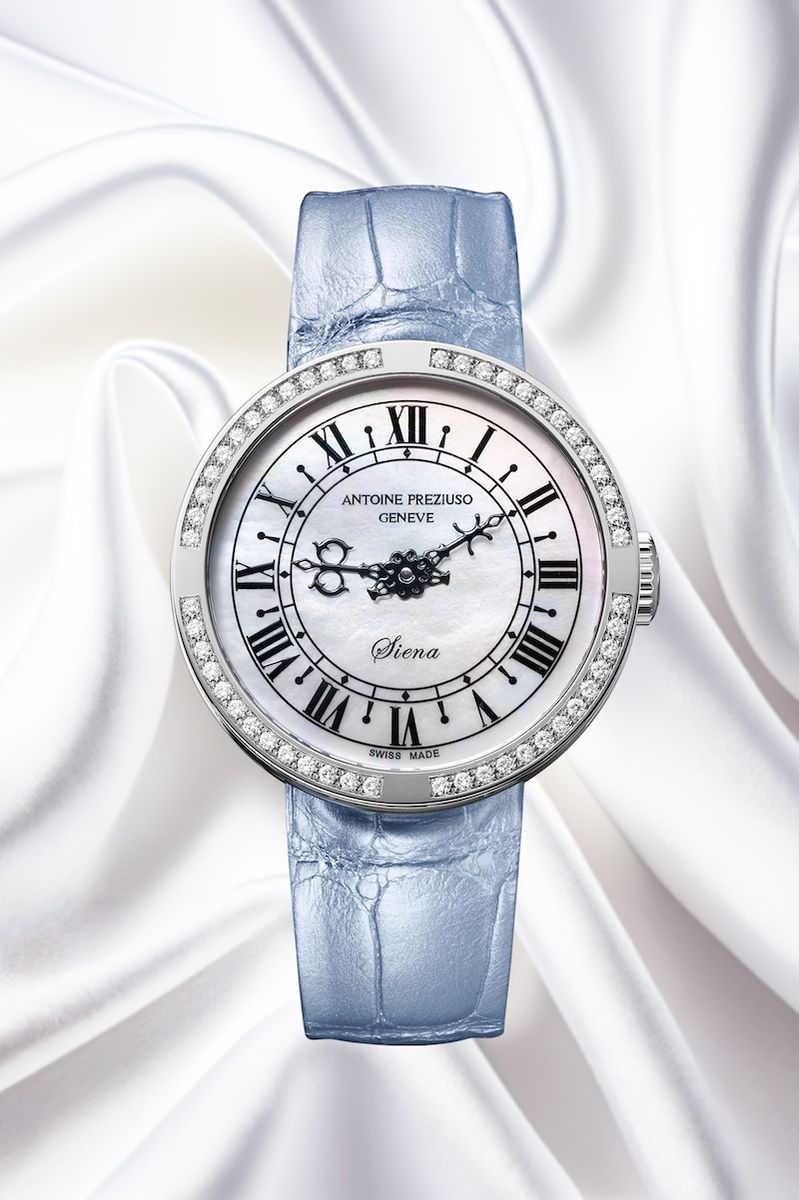 シエナ　アントワーヌ・プレジウソが自身の名をブランド名として冠し、1986年に発表した初のコレクション「シエナ」をアップデート。旅先のイタリアの古都シエナにあるマンジャの塔の時計からインスピレーションを得た装飾針が特徴で、ダイヤル素材はマザー オブ パールを使用しており、柔らかな発色も魅力。34.5㎜というサイズで、ダイヤのないモデルもあるのでユニセックスで楽しめる。自動巻き、SS×ダイヤモンドケース、ケース径34.5㎜。¥1,782,000