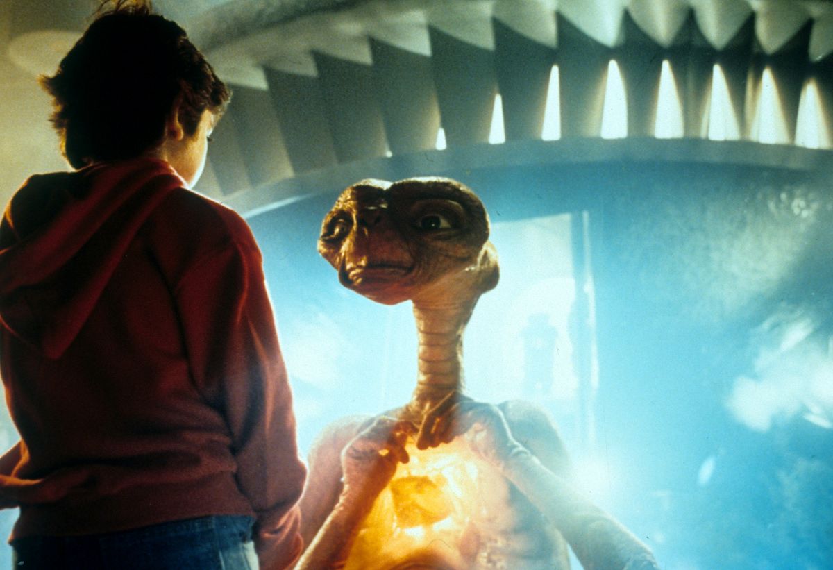 『E.T.』のシーンより。主役のエリオットを演じたヘンリートーマスがE.T.と会話をする様子（Universal/Getty Images）