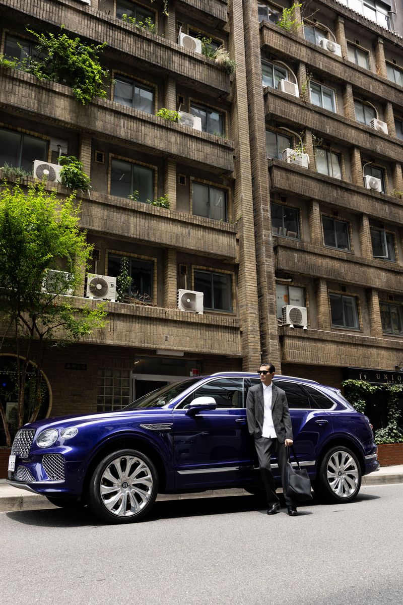 ジャケット460000円、パンツ185000円、シャツ145000円、靴160000円、サングラス78000円、バッグ660000円〈すべてディオール／クリスチャン ディオール Tel:0120-02-1947〉