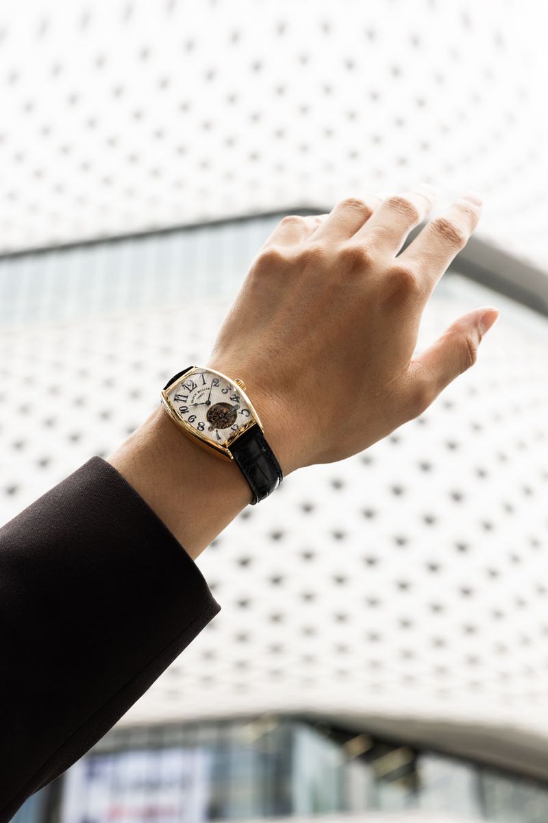 手巻き、18KYGケース、ケース縦45×横30mm。21780000円〈フランク ミュラー／フランク ミュラー ウォッチランド東京 Tel:03-3549-1949〉