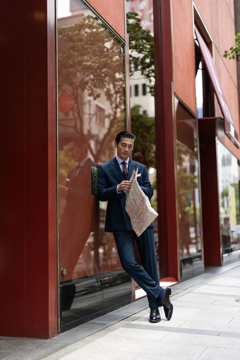 スーツ1204500円〜［オーダー価格］、シャツ209000円、タイ、チーフ ともに参考商品、靴192500円〈すべてブリオーニ／ブリオーニ クライアントサービス Tel:0120-200-185〉