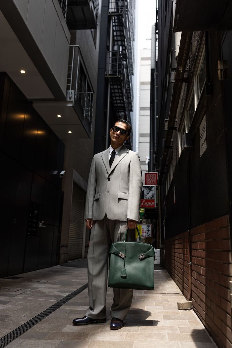 ジャケット308000円、パンツ108900円、シャツ95700円、タイ31900円、靴209000円、バッグ429000円〈すべてフェラガモ〉、サングラス57200円〈フェラガモアイウェア／すべてフェラガモ・ジャパン Tel:0120-202-170〉